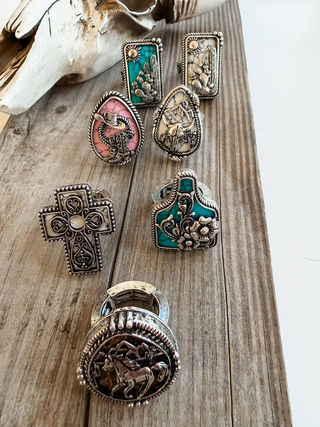 Western Style Stone Pendant Cutout Stretch Ring