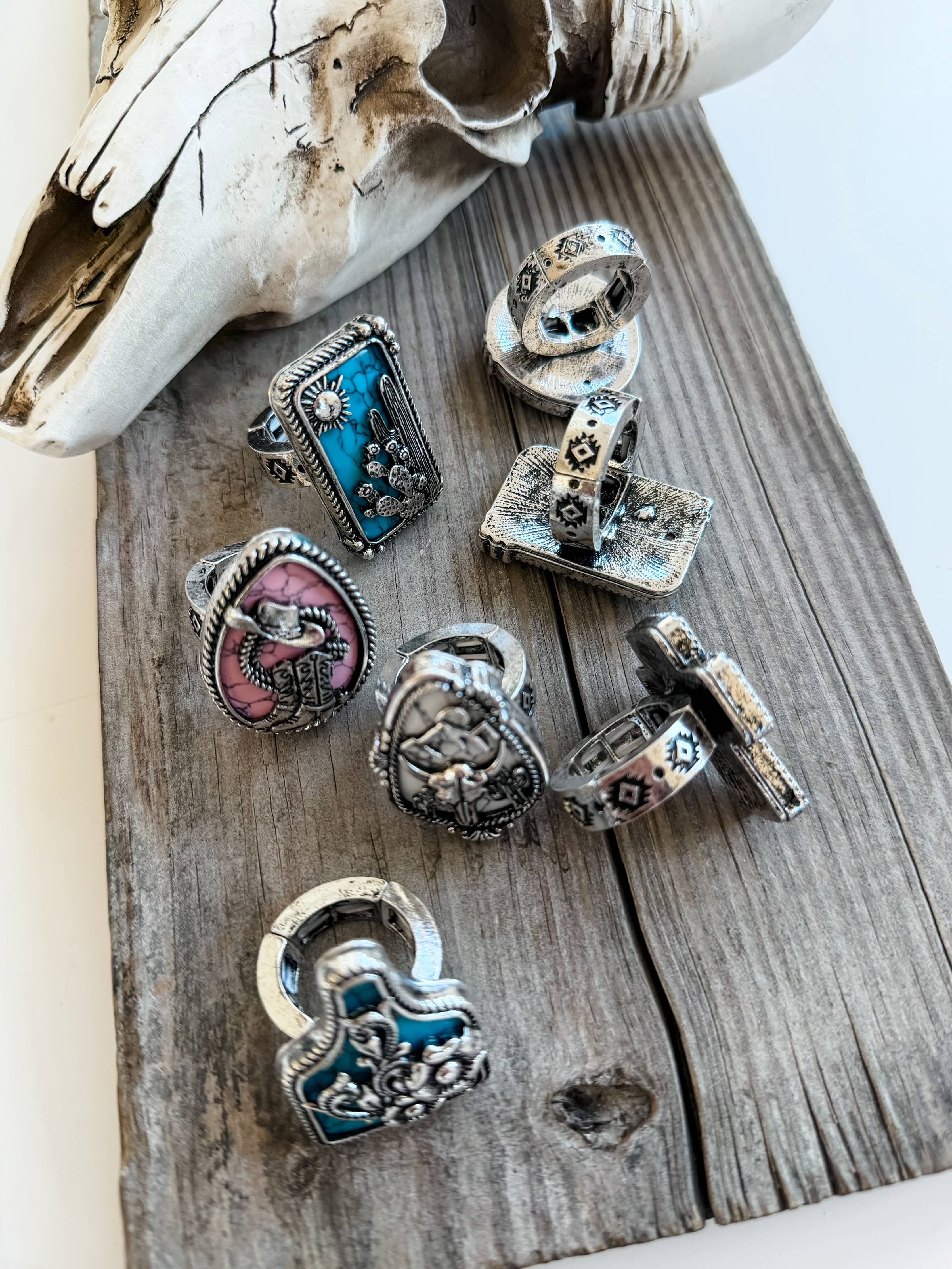 Western Style Stone Pendant Cutout Stretch Ring