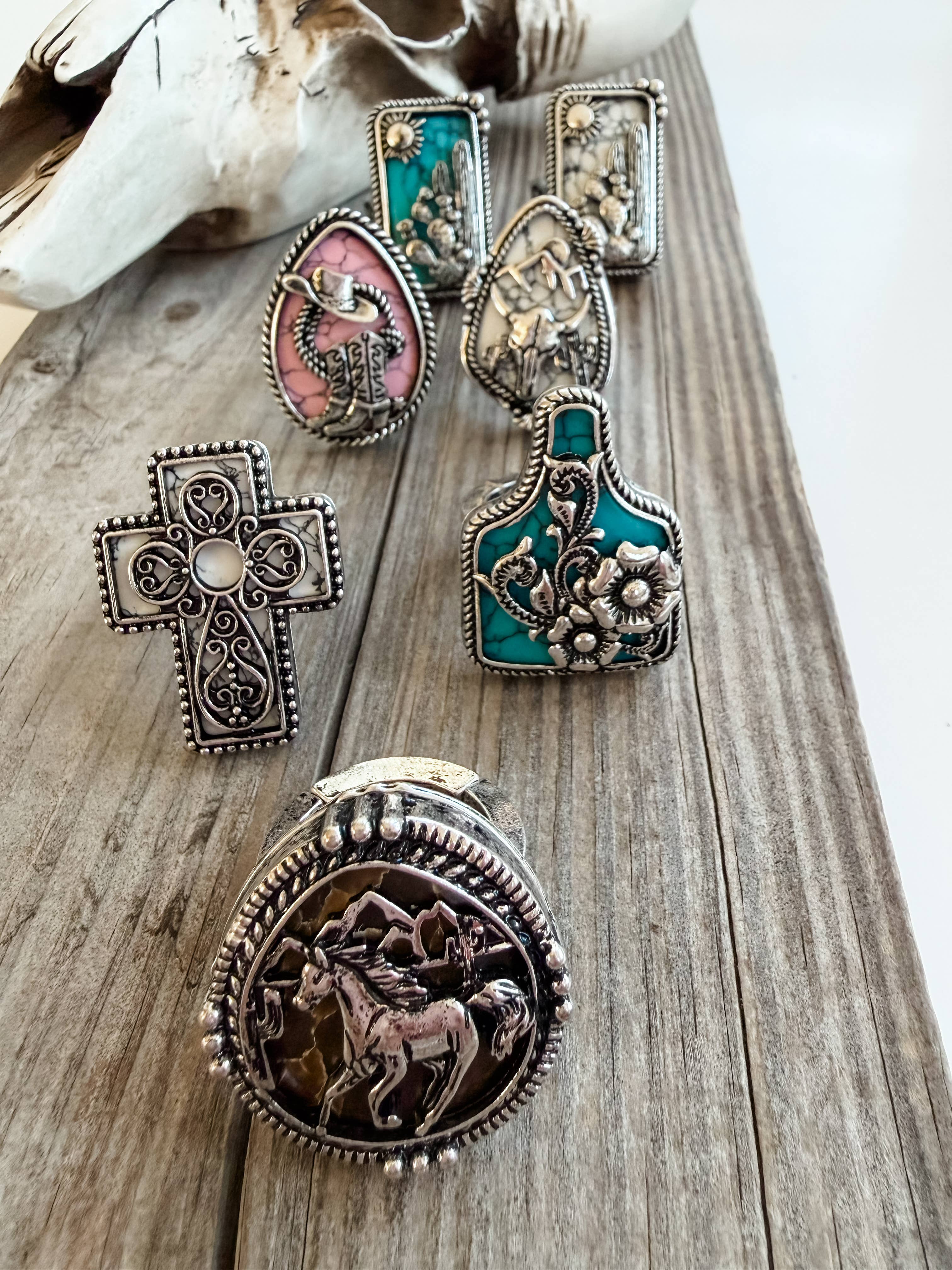 Western Style Stone Pendant Cutout Stretch Ring